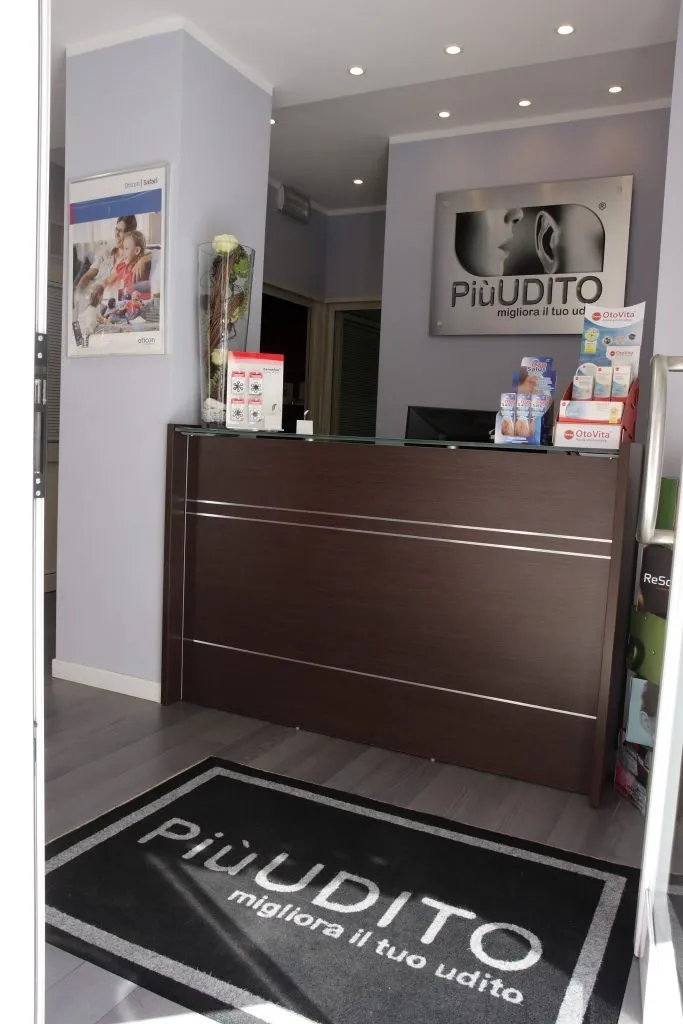 Ingresso Centro PiùUDITO Roma — logo PiùUDITO sul pavimento